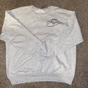 Gildan- Graphic crewneck. Heather Grey.